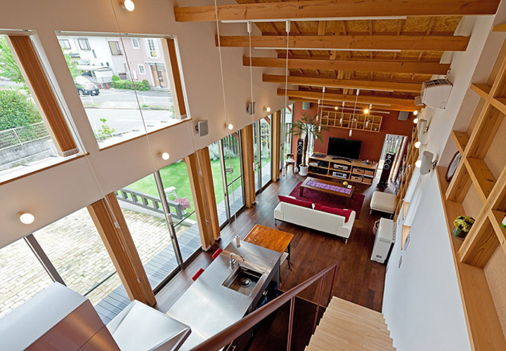 吹き抜けの見下ろしとフィーデンレール梁