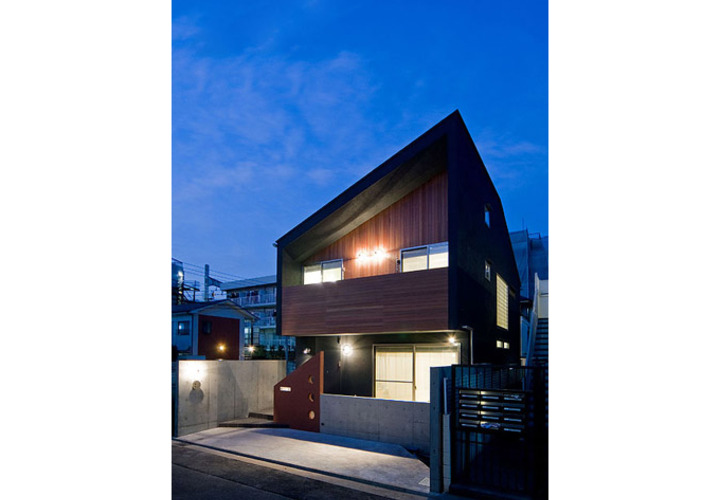 木（セランカンバツ)と黒の左官の外観