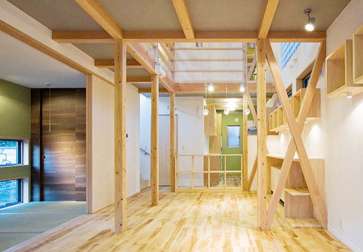 木造の構造体で構成されたリビング
