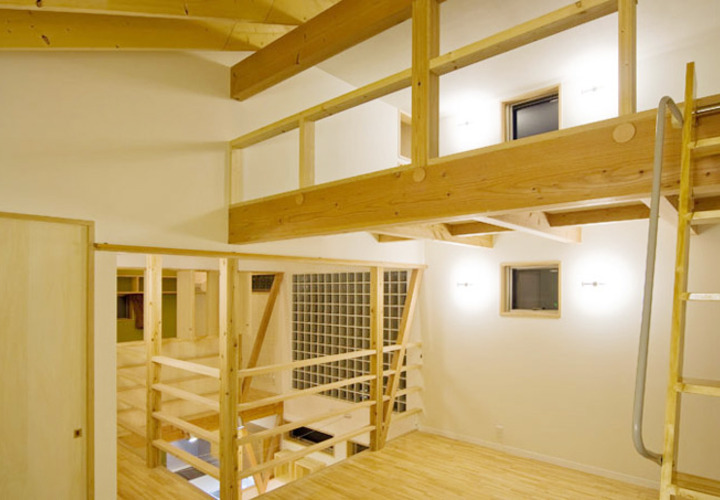 吹き抜けに面した可変性のある子供室