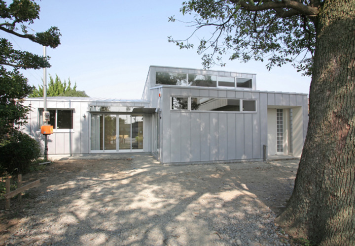 大きなクスノキの横から見た外観