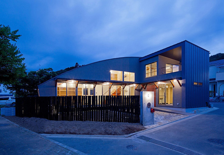 シンプルモダンなシルエットの外観