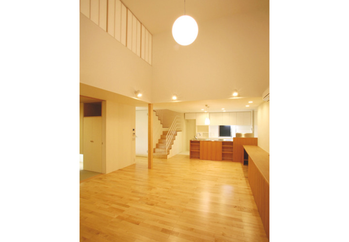 リビングからダイニングキッチンを見る