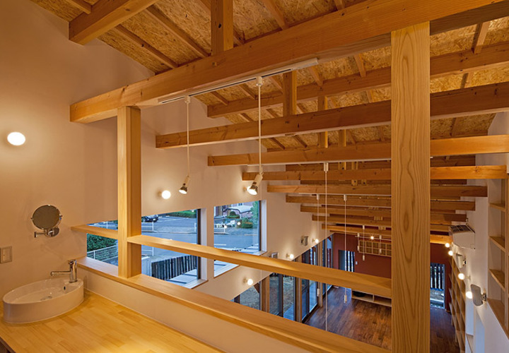 吹き抜けのある2階に設けた書斎スペース