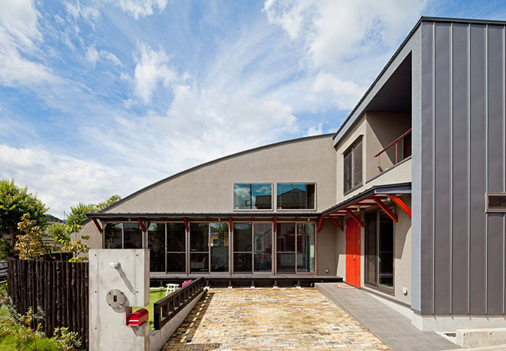 ガルバリウム鋼板とリシンの外壁の外観