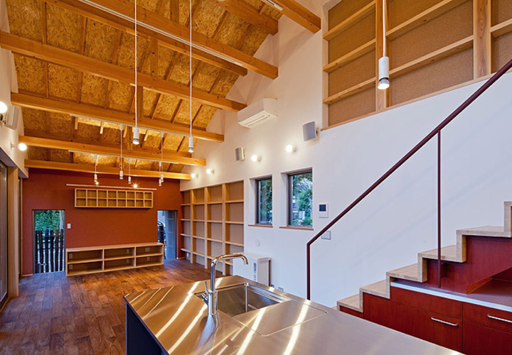 木の構造体のR屋根の吹き抜け