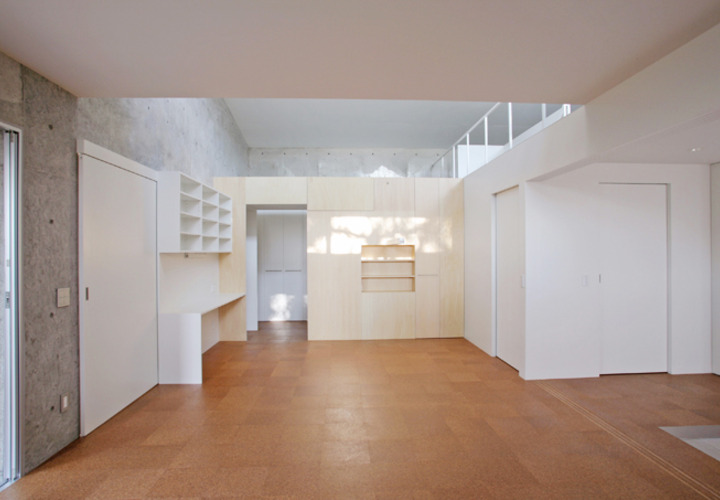 リビングから木漏れ日の差すダイニングを見る