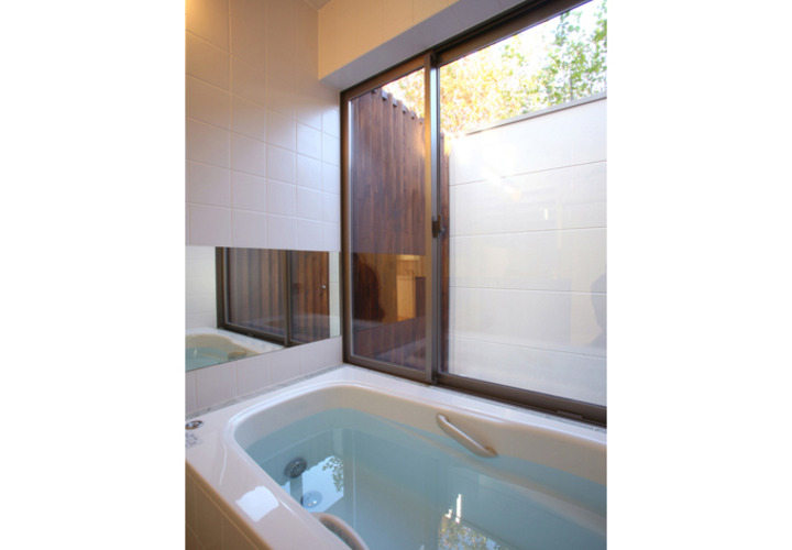 坪庭が臨める浴室