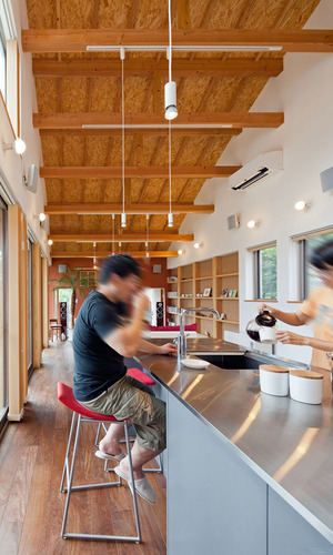 キッチンを家の中心に，オープンキッチンのある空間