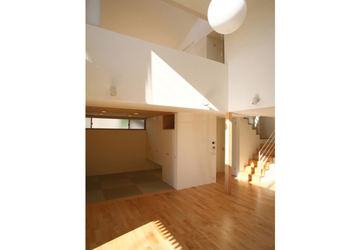 子供室と吹き抜けを介して繋がるリビング