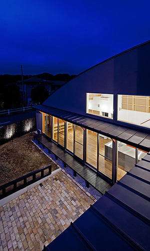 夕方になるとさらに個性的な外部空間の個性派住宅