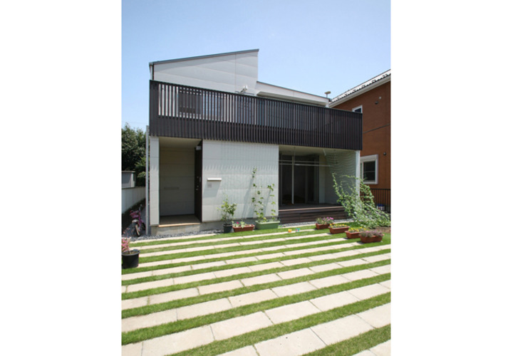 駐車スペースと外観