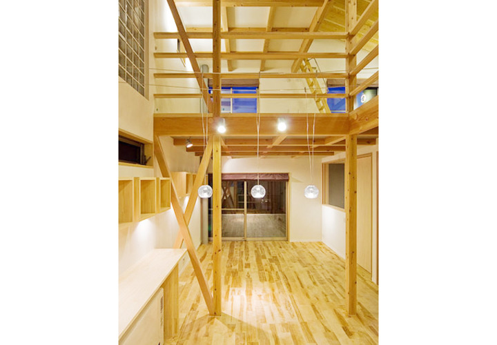 木で組まれた吹き抜けのある空間