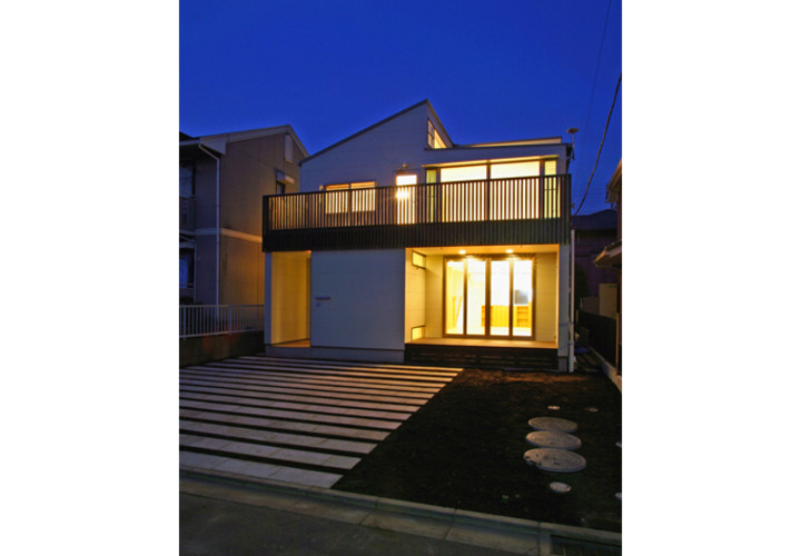 プライバシーの守られた建物(夕景)