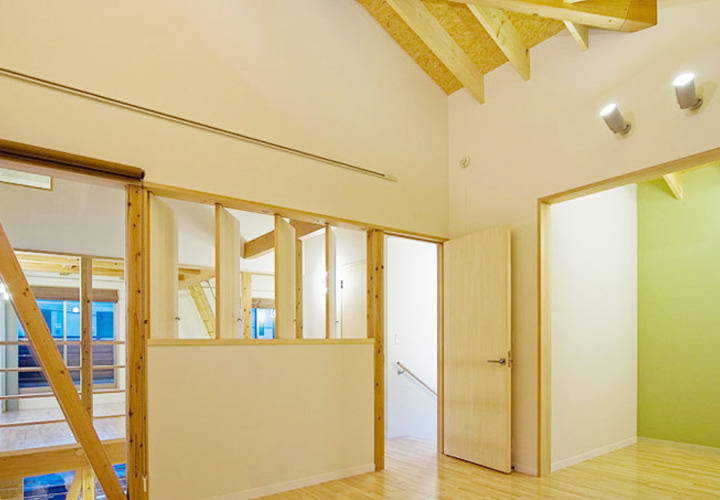 吹き抜けに面した2階の寝室