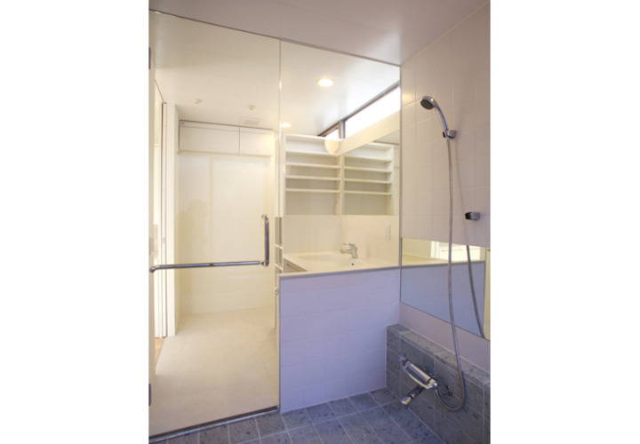 浴室から洗面室を見る