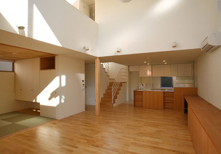 リビングから和室、ダイニングキッチン