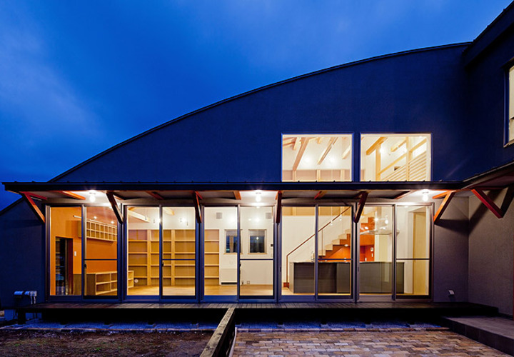 屋根のR形状が印象的な個性派住宅の夕景