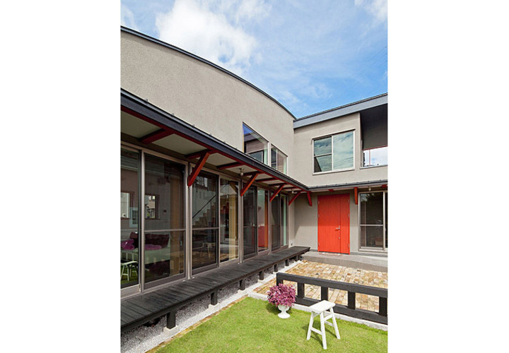 黒系の塗料とべんがら色の塗料があう外観