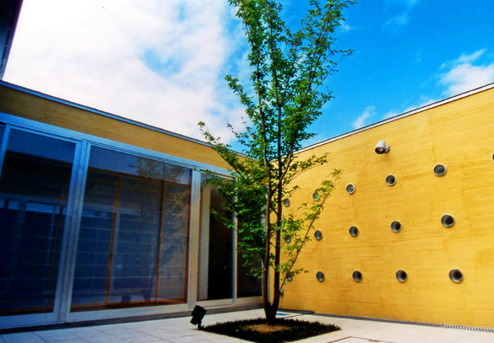 空を独り占めできるシンボルツリーのある中庭