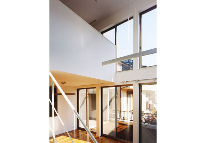 陽差しの入る吹抜けのリビング