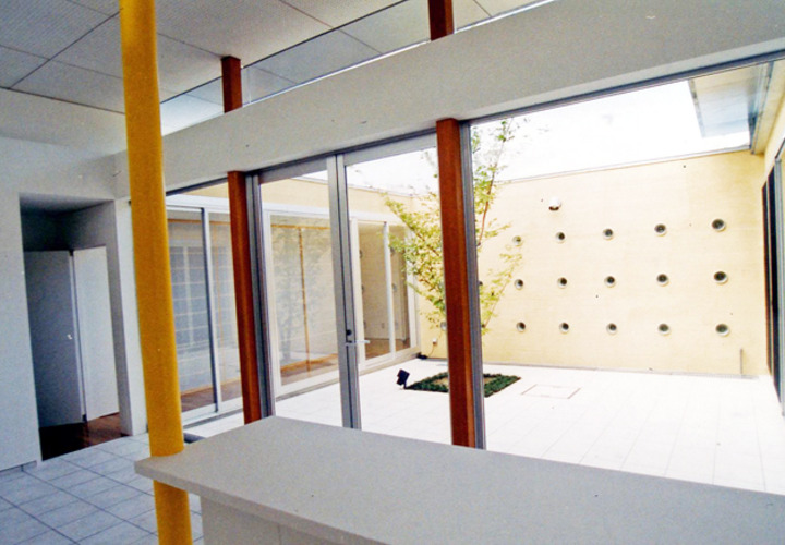 玄関土間の延長でもある広い中庭