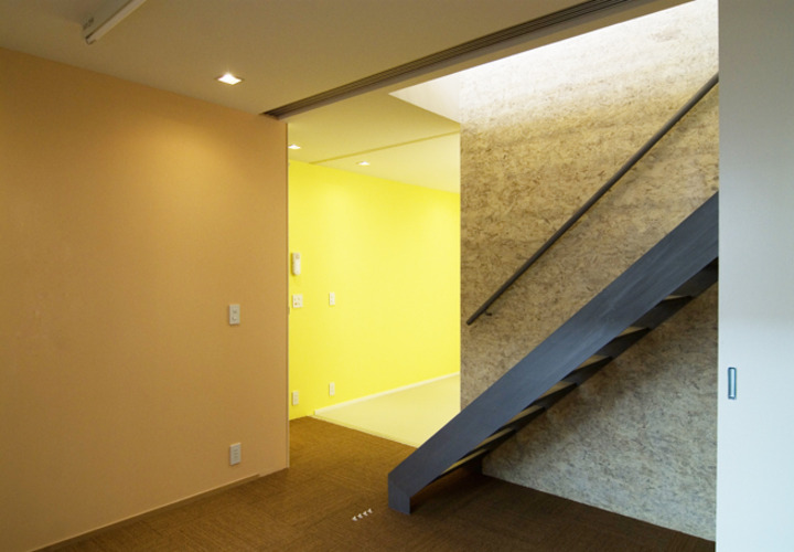 色々な仕上げが交差する中央階段