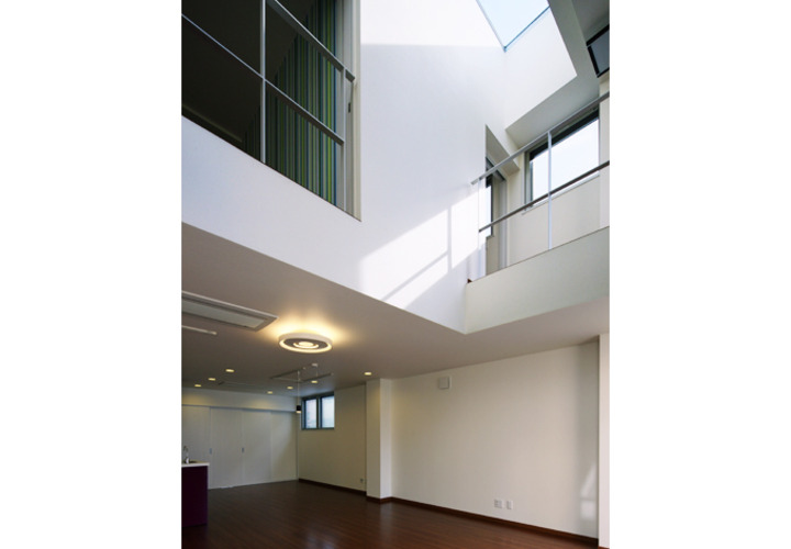 吹き抜けに面する寝室と天窓