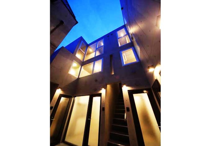 長屋（重層長屋）形式の集合住宅に設置された解放通路