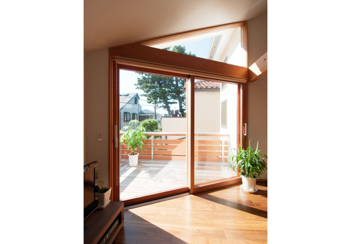 隣接した松の見える開口部