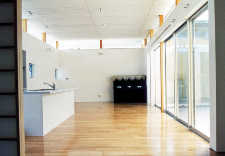 中庭を眺められるオープンなアイランド型キッチン