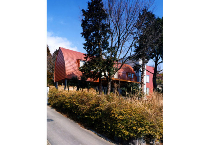 木々に囲まれた外観