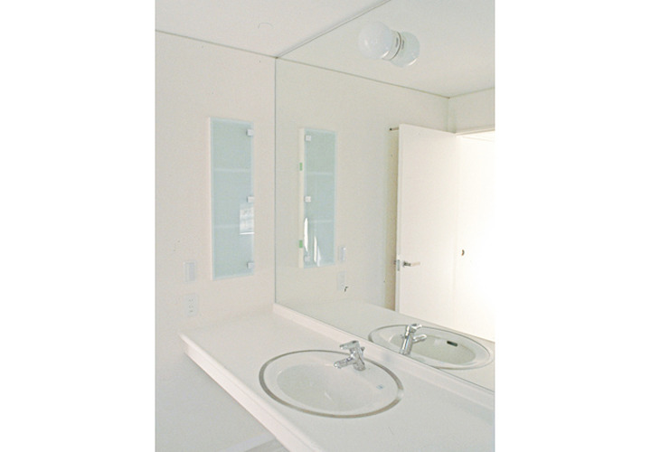 大きな鏡のある洗面脱衣室