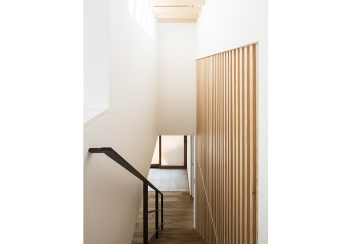 天井垂木現しと縦格子と丸鋼手すり