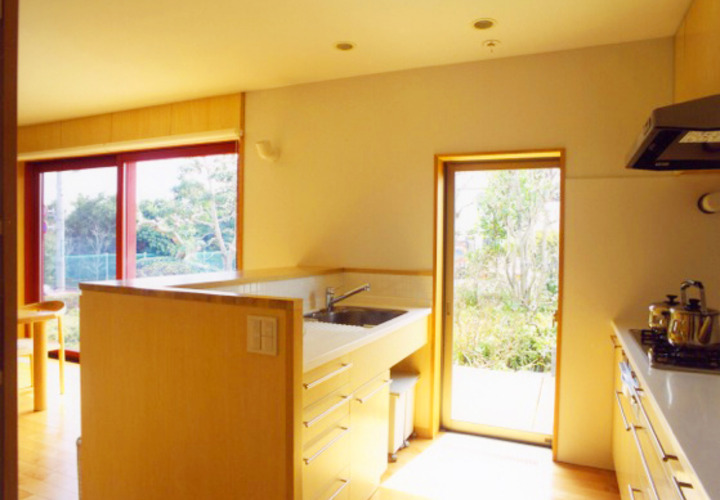 キッチンは物干し場への動線にもなっています