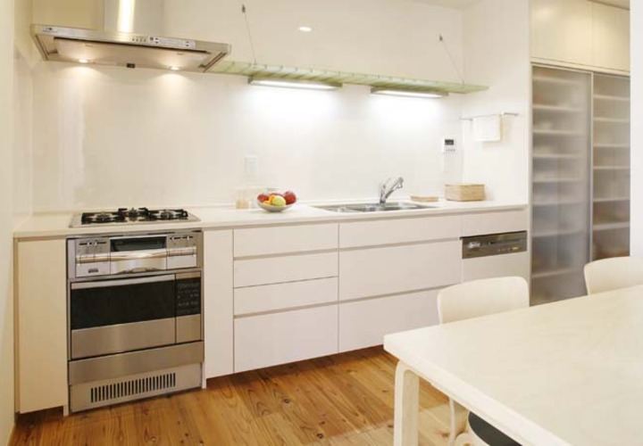 充分な収納をもつ明るいキッチン