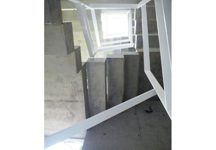 コンパクトでいて開放感をもった内部共用階段