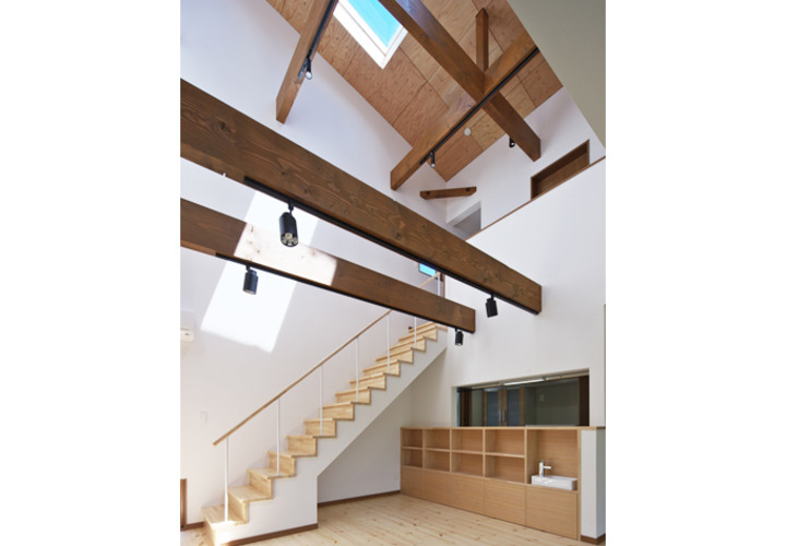 リビングの奥まった部分を明るく照らすトップライト