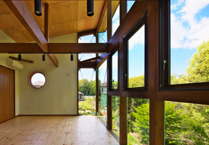 木とガラスと山の景色