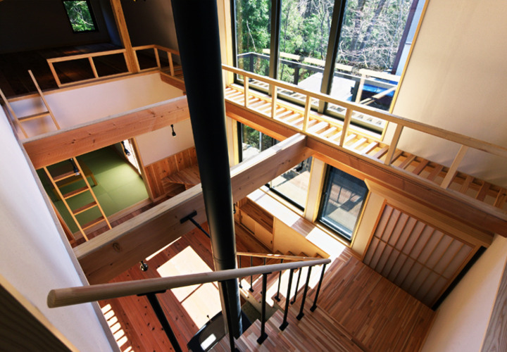 吹き抜けよりリビング、ロフトを見る