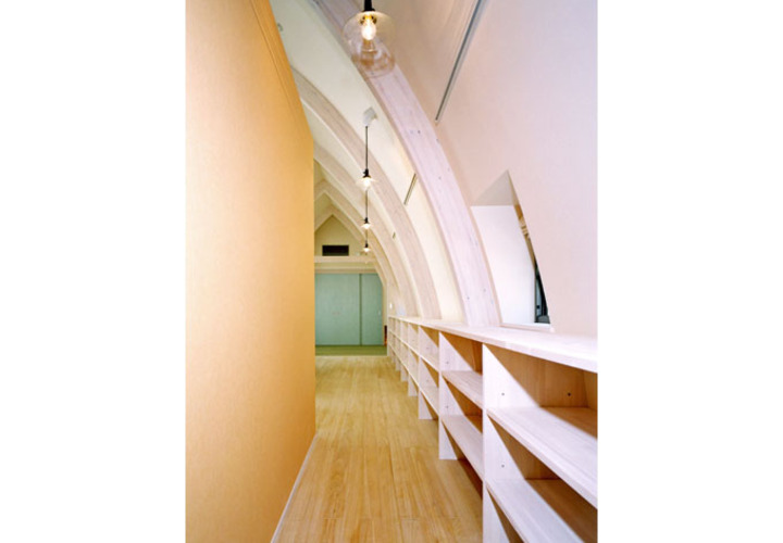 廊下．左手の壁の裏にはキッチン