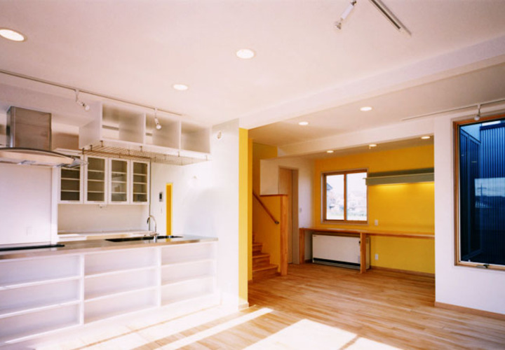 2階のリビングダイニングからキッチン及びスタデｲｰコーナーを見る