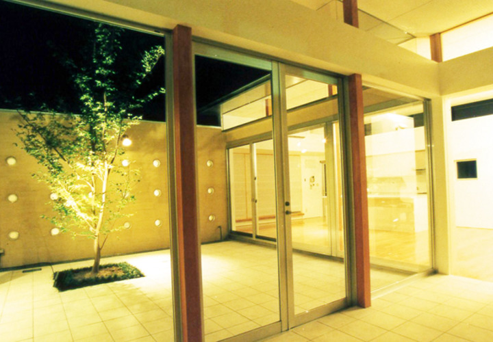 昼間とは趣きの異なる中庭の夜景