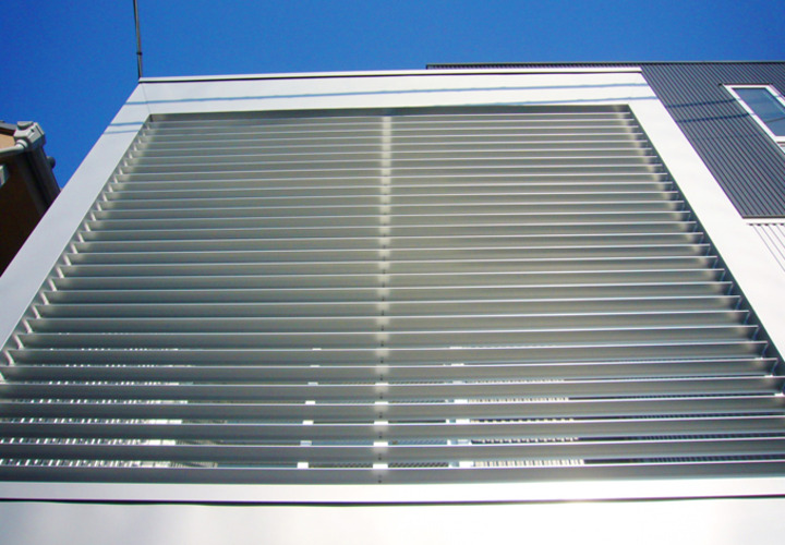 視線を遮るバルコニーの目隠しルーバー Fevecasa フェブカーサ