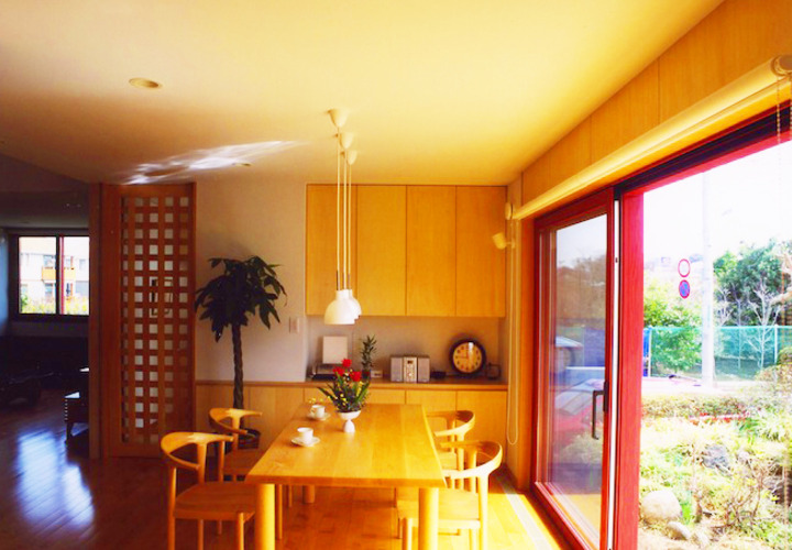 家具と同じ壁仕上げで横のラインを強調