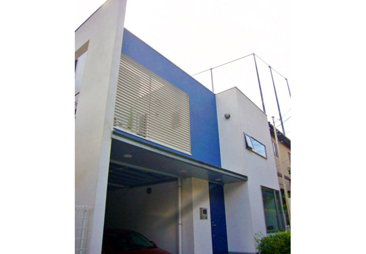 借景を取り込む白い箱の家