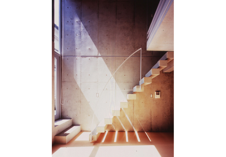 大田区仲池上の集合住宅　朝の住居内階段