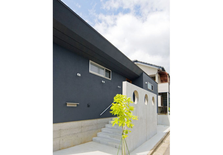 目隠し兼用のRC壁がアクセントとなる玄関アプローチ