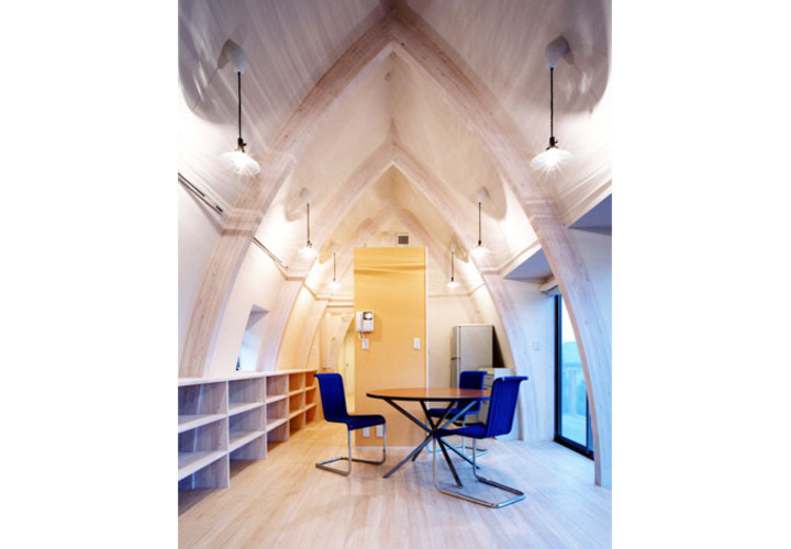 R形状の集成材梁（柱）で構成された空間