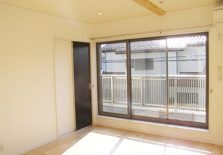 開口部を大きくとった寝室とバルコニー